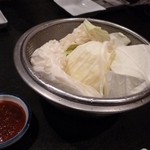 大衆焼肉ホルモン酒場 とりとん - 2011.12 キャベツはサービスです