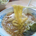 万松 - 納豆ラーメン、やや細麺