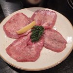 大衆焼肉ホルモン酒場 とりとん - 2011.12 厚切り牛タン(980円)