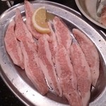 大衆焼肉ホルモン酒場 とりとん - 2011.12 やみつきトントロ(480円)