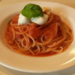 グローブガーデン・ナーノ 三宮店 - トマトとモッツァレラ・チーズのスパゲッティ