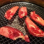 焼肉問屋 牛蔵 - タン塩を焼いているところ
