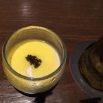 隠れ房 - お通し。柔らか豆腐にオリーブオイルとトビコ。
            味がしないので塩をかけて食べた