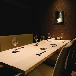 落ち着いた個室空間で非日常のひと時を