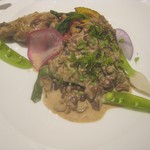 ル・ヴァンキャトル - ブレス産ホロホロ鳥腿肉ロースト・ブレゼ　ムースロンソース　ダブルホロホロ鳥で完全に量オーバー。