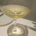 ル・ヴァンキャトル - ブルゴーニュ・シャルドネ　ボトル　￥8100　銘メモっておくの忘れた。淡く桃から少し熟成感(?)に変化。