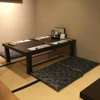 畳み　座布団のお席で足は下ろせません