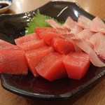 馬肉料理・まぐろと日本酒の店 赤味処馬ぐろ - てんこ盛りのまぐろとかんぱち半々