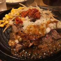 マヌエル タスカ ド ターリョ 丸の内店 - ランプステーキにお好みでソースをど〜んと豪快に掛けます。スーツは脱がないと、ステーキ食べましたね！と部下に言われるでしょう。