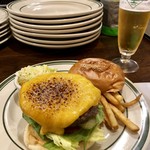 チャーブロ - チーズバーガー ¥1100 ドリンクを+¥350でハートランドビールに変更。