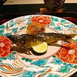 ◎はしりの鮎（岐阜、郡上八幡の吉田川産）塩焼き　蓮根もち