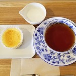 手作りスイーツ＆ランチ ユリノキ舎 - 食後のドリンク＆スイーツ[紅茶キームンとチーズケーキ(チョコアップル)]