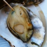 蒲田鮮魚店 - 焼きカキ1個200円