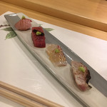割烹 一楓 - お造り：あら、鮪、真鯛、イサキの炙り あらが美味しい。どれも新鮮。それぞれに醤油？煮切り？が塗られていて、山葵も添えられていました。 ここから日本酒。