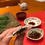 おけい鮨 - 塩昆布をツマの大根の薄切り挟んで