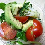 タカノフルーツパーラー - お総菜売り場一番人気のアボカドとフルーツトマトのサラダ