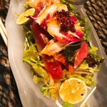 Aien - 海鮮サラダ。
                        たっぷりお刺身が乗ったサラダですo(^o^)o