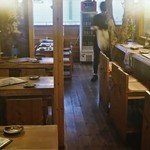 沖縄SOULFOOD じゃむ - 木を基調とした山小屋風のウッディーな店内