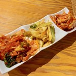 たまには焼肉 - キムチ盛り合わせ