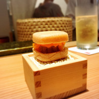 饗庵大乃 - ▫️フレッシュフォアグラとマンゴーをモナカでサンドした一品。升がミニチュアで餅米を炒って食べられます、香ばしい香りと共に手つかみで。