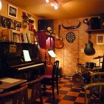 JAZZ K's  - 店内の雰囲気です。 左奥にピアノが見えるでしょ。 このピアノで、マスターが演奏していたんですよね。