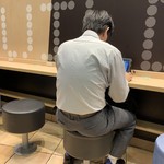 McDonald's - 2019/06 店内：電源コンセント設備がある奥の壁側の狭い５つのカウンター席