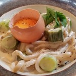 カイノヤ - ⑦カルボナーラ
            細うどん位の太さがあるモチモチ食感のパスタ、グリーンアスパラガスの瑞々しい甘さが爽やかです。
            黄身を自分で混ぜて、ソースとパスタと絡め濃厚なコクを楽しみました。