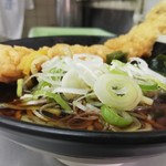 日栄軒 - アナゴ天そば￥550　ホリゾンタルアングル