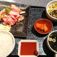 東京焼肉 平城苑 銀座5丁目店 - お肉が少なく見えるのは焼いてるからw