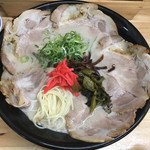 博多元気一番!! - 肉盛りラーメン (´∀｀)/ 紅生姜 イイ 麺見せ