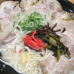 博多元気一番!! - 肉盛りラーメン (´∀｀)/ 紅生姜 高菜漬 にんにく