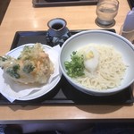 Uesuto Udon - 冷やしかき揚げうどん590円！