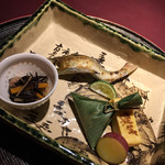 赤坂 渡なべ - 焼き鮎、ひじきの煮、丸十など 小ぶりの鮎。苦みがいい。ひじきは上品な味わい。