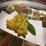 赤坂 渡なべ - 天ぷら：トウモロコシ 薄衣がいい。塩でいただきます。トウモロコシが甘い！