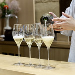 鮨旬美西川 - 女将さんがシャンパーニュを注いでくれます