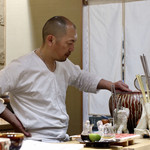 鮨旬美西川 - 海苔を炙る大将