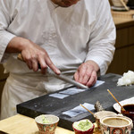 鮨旬美西川 - 素晴らしい包丁技術