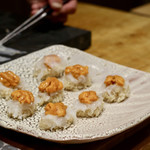 鮨旬美西川 - 名物、剣先イカとウニの握り