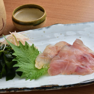 The sashimi platter with 5 types of seasonal fish is popular!