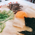 佐賀ラーメン 喰道楽 - この生卵がいかにも佐賀ラーメン♡