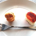 atri - 今回はランチのおまかせ２９００円(税別)のコースで。アミューズブーシュ(口福)は新玉葱のパンナコッタ イベリコ豚のチョリソーを載せて、そして左がスモークサーモンクリームの小さなシュー。