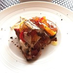 atri - 前菜１はシャロレー牛のローストビーフ。ヴィンコットソース、マリネしたパプリカ、サマートリュフ、モッツァレラ、和牛のコンソメジュレ。奥に見えるは用意したイタリアの国旗入りの名札です。