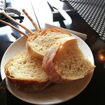 atri - おかわり自由の自家製パンとグリッシーニ。
