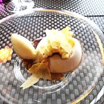 atri - ドルチェはココナッツブランマンジェ 沖縄の黒糖とラム酒のソース。パイナップルのソルベにはパイナップルを薄くスライスしドライにしたものを載せて。小さなサイコロカットの生パイナップルも添えられていました。