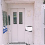 atri - 表の通りに面したこのエレベーターで２階に上がります。