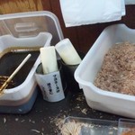 大阪で1番おいしいたこやきくん なんば店 - ソース・マヨ等はセルフで