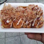 大阪で1番おいしいたこやきくん なんば店 - たこやき8個290円