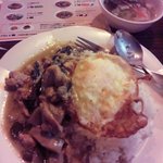 ピラブカウ - 鶏肉のグリーンカレー　一口食べてしもた