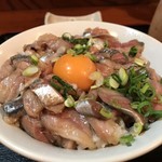 豊後屋 - 名物イワシユッケ丼。鮮度よし！今度は薬味の生姜も頼んでみよう。