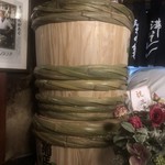 ふくべ - 菊正宗の四斗樽。五日程度で空になるとのこと。樽香がお酒に移ってウンマイ。逆に杉樽にも約200mlくらいは吸収されるとのこと。杉樽も酒飲みや！